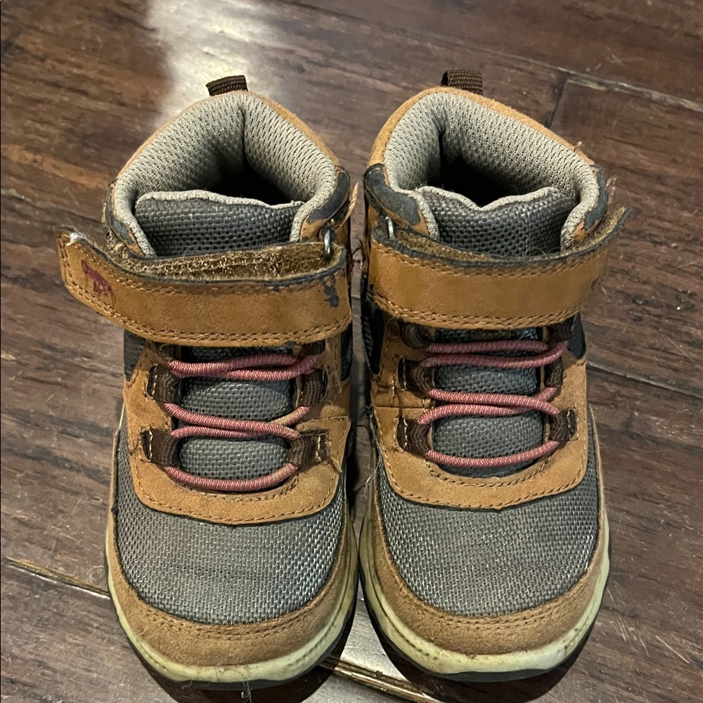 Osh gosh toddler boots. Size 5.